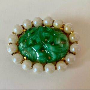 Vintage 60’Oval Carved Peking Jade Glass with Faux Pearls Brooch